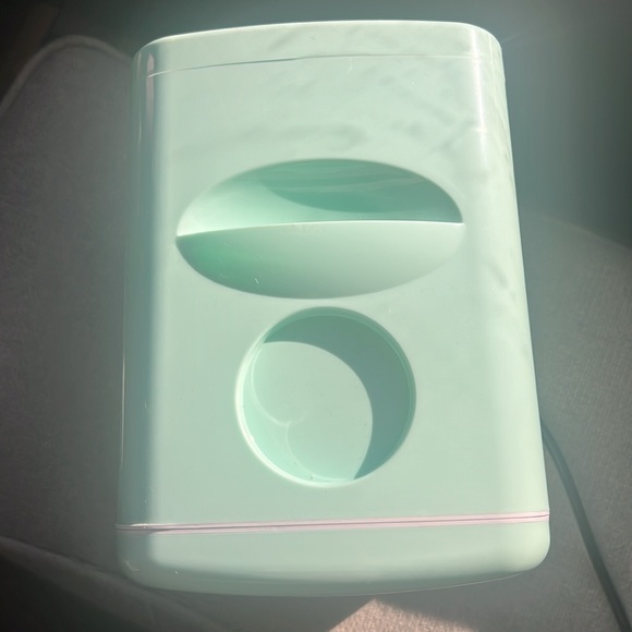 Frigidaire Mini Cooler - Picture 3 of 7